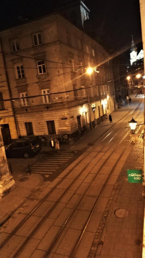 Romantic Rynok Square Apartment with Constant Power Lviv Exterior photo